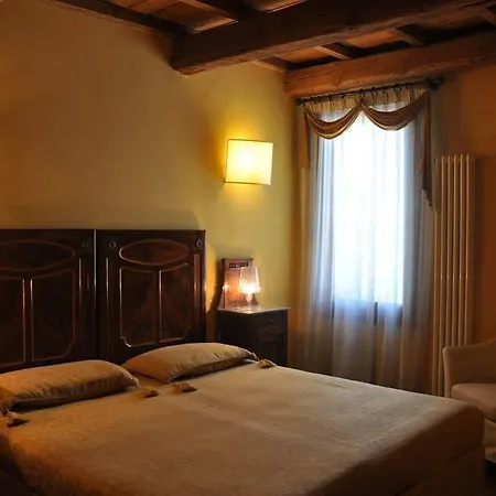 Piazza Nova فندق مبيت وإفطار فيرّارا